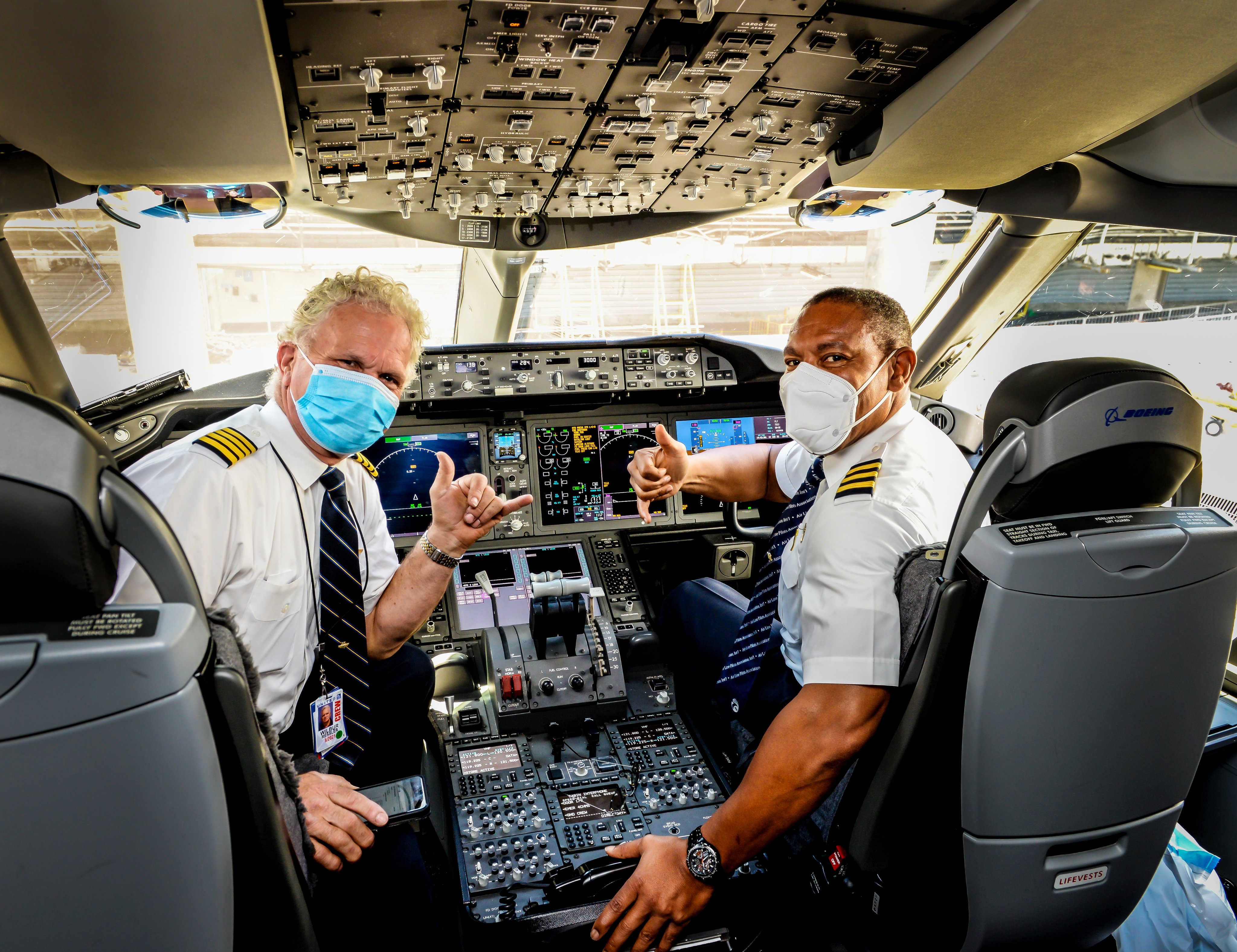 Удивительный цифровой пилот. Пилот США довольный. United Pilots. Thinking Pilot. Delayed Airline.