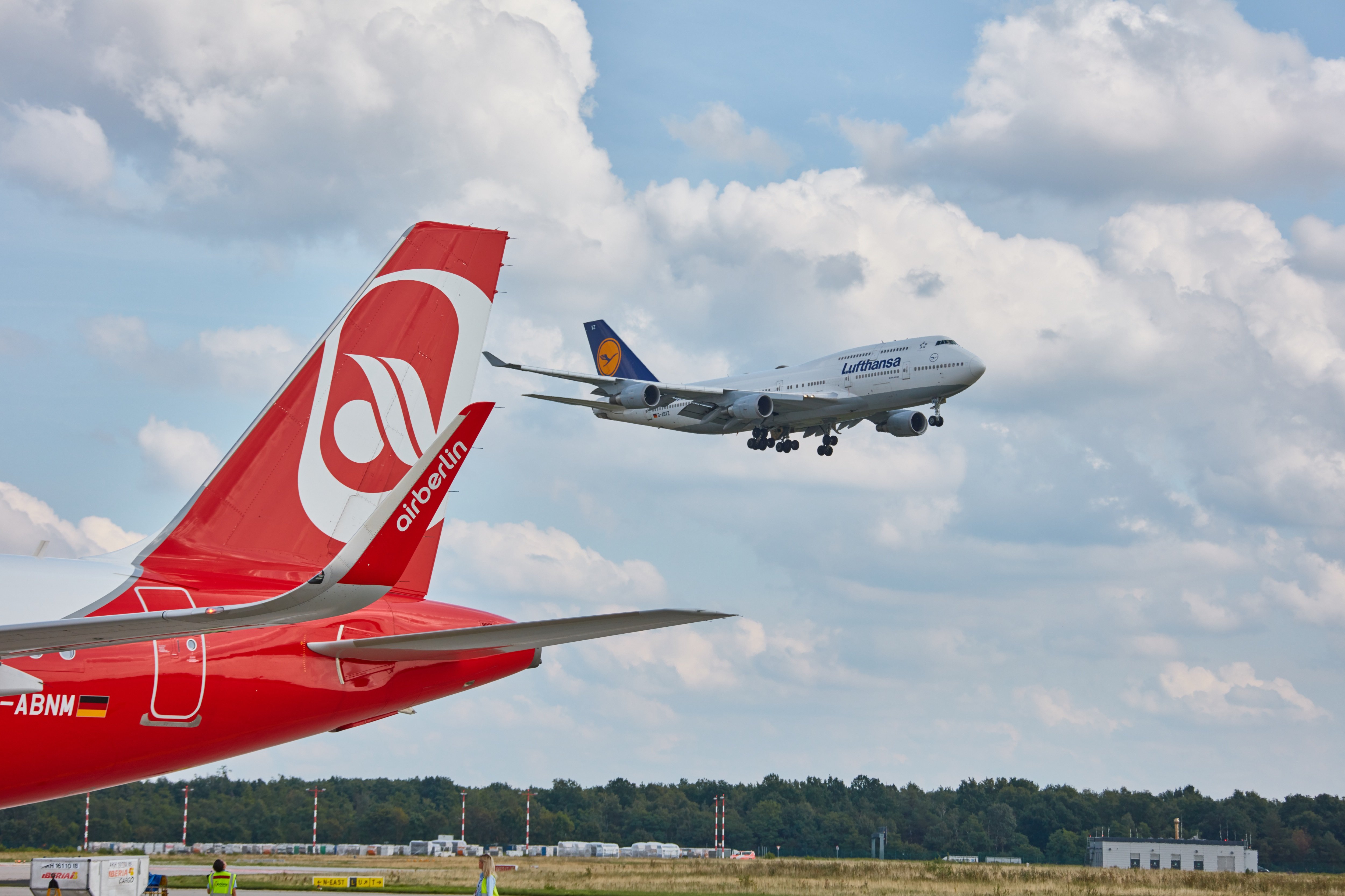 End flight. Airberlin a321. Авиакомпании Европы. Air Berlin ава. Airberlin чемодан.