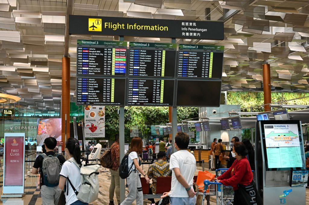 Changi Airport Terminal 2 Row 3 - Picture of Singapore Airlines