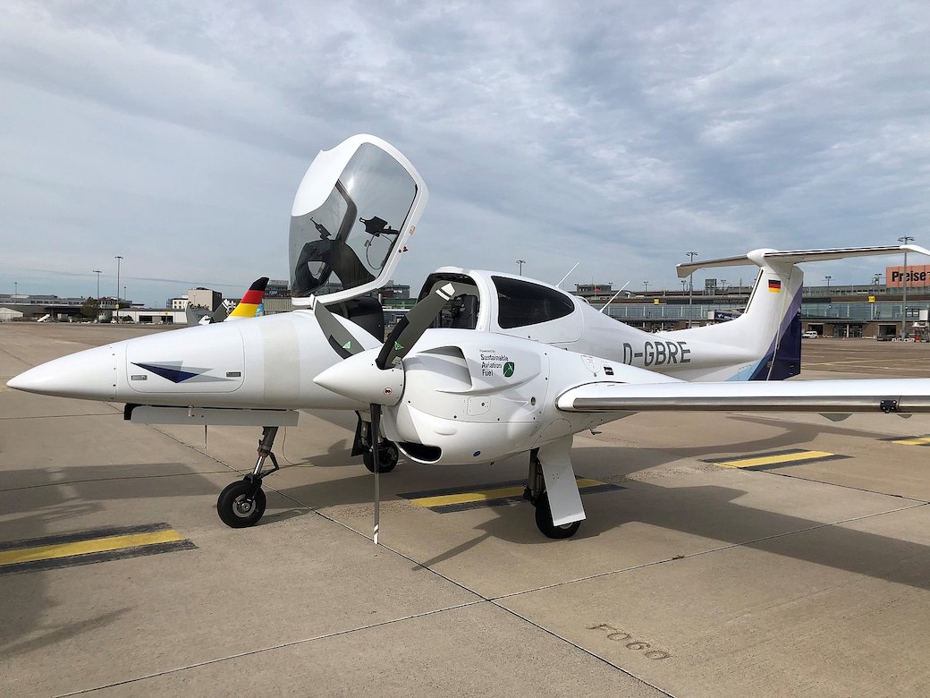 Diamond Trainer Flies On SAF With Lufthansa Academy | Aviation Week Network - Vimarsana News