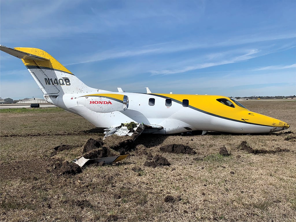 滑走路付近で損傷した航空機