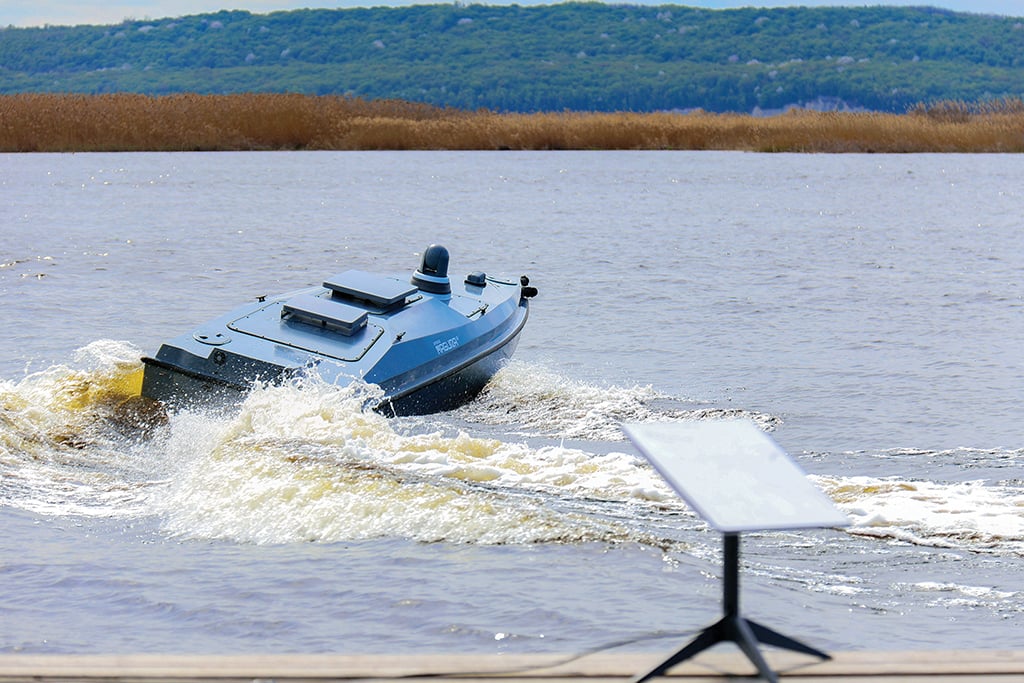 explosive unscrewed surface vehicle