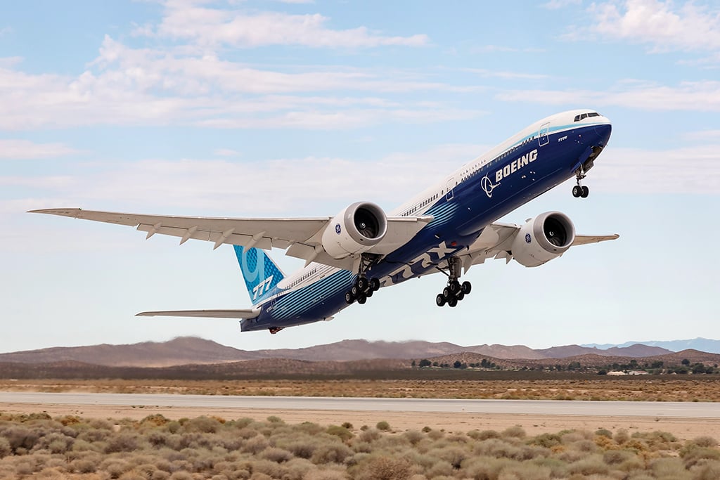 boeing 777-9 taking off