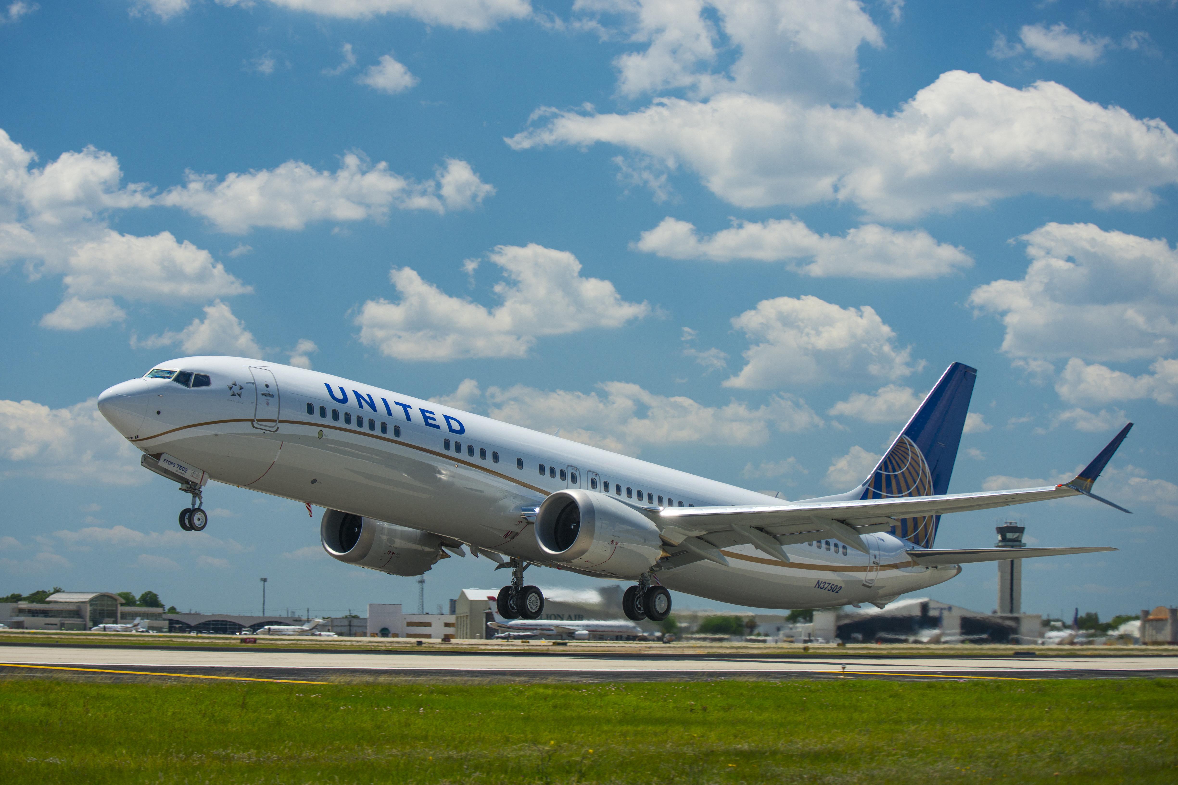United 737-9 takes off