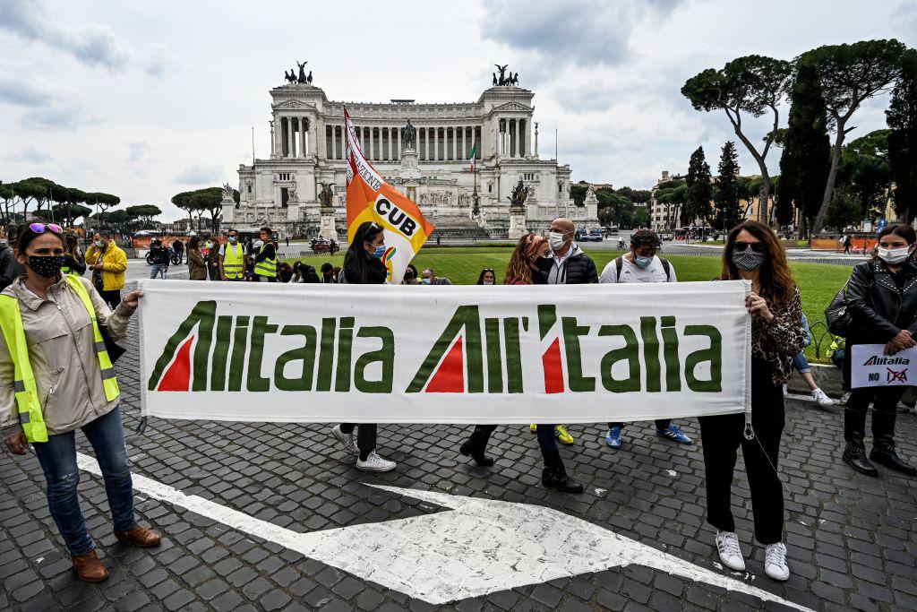 Alitalia workers protest at piazza venezia