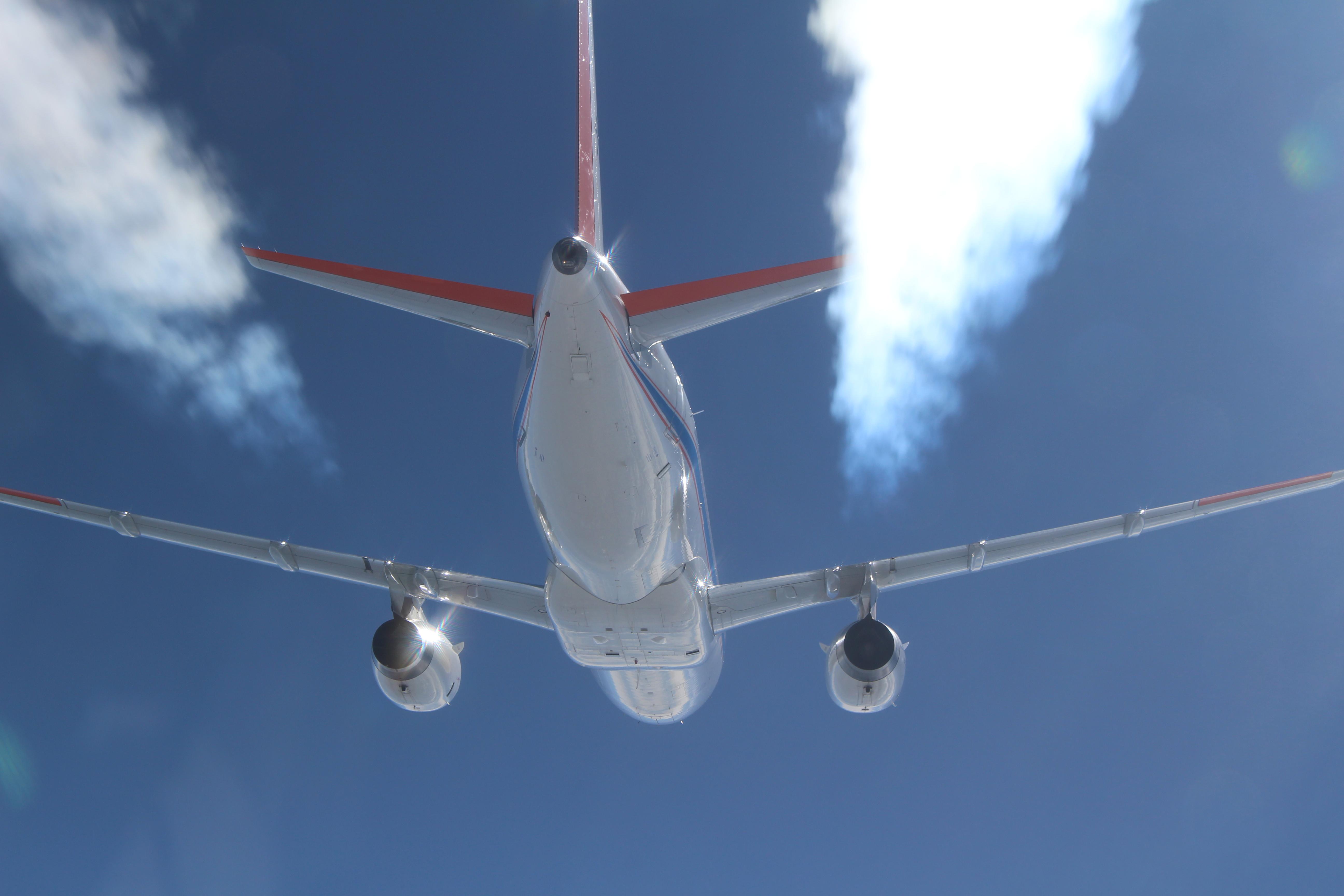 Contrails from Airbus A320