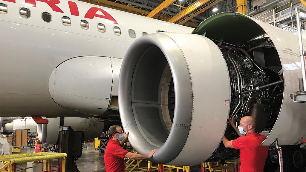Iberia aircraft engine and technicians