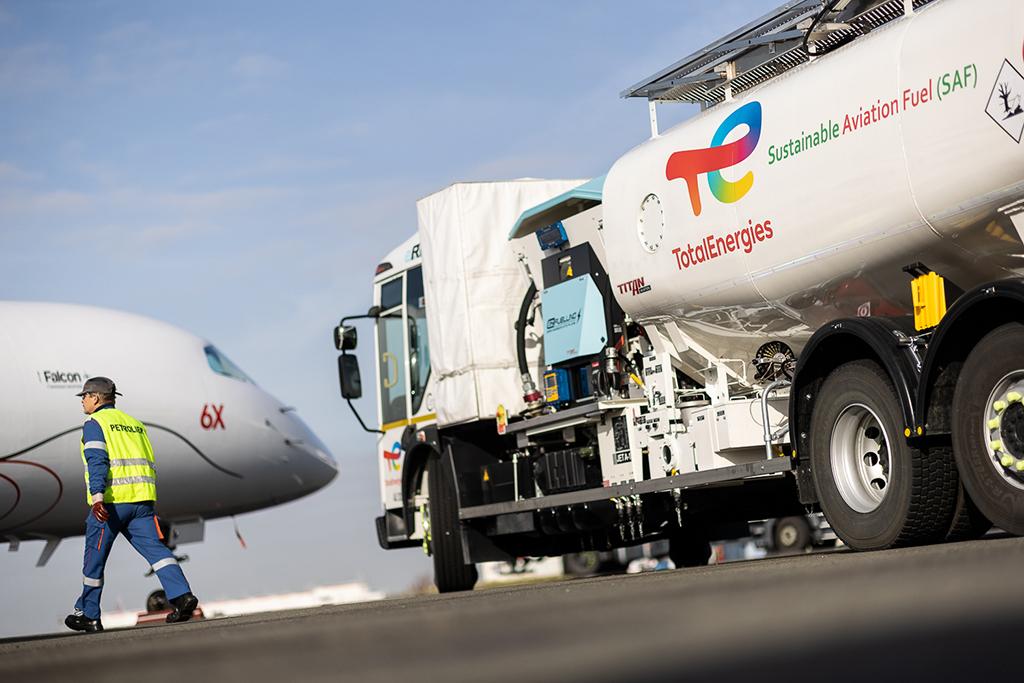 Falcon 6X refueling with TotalEnergies