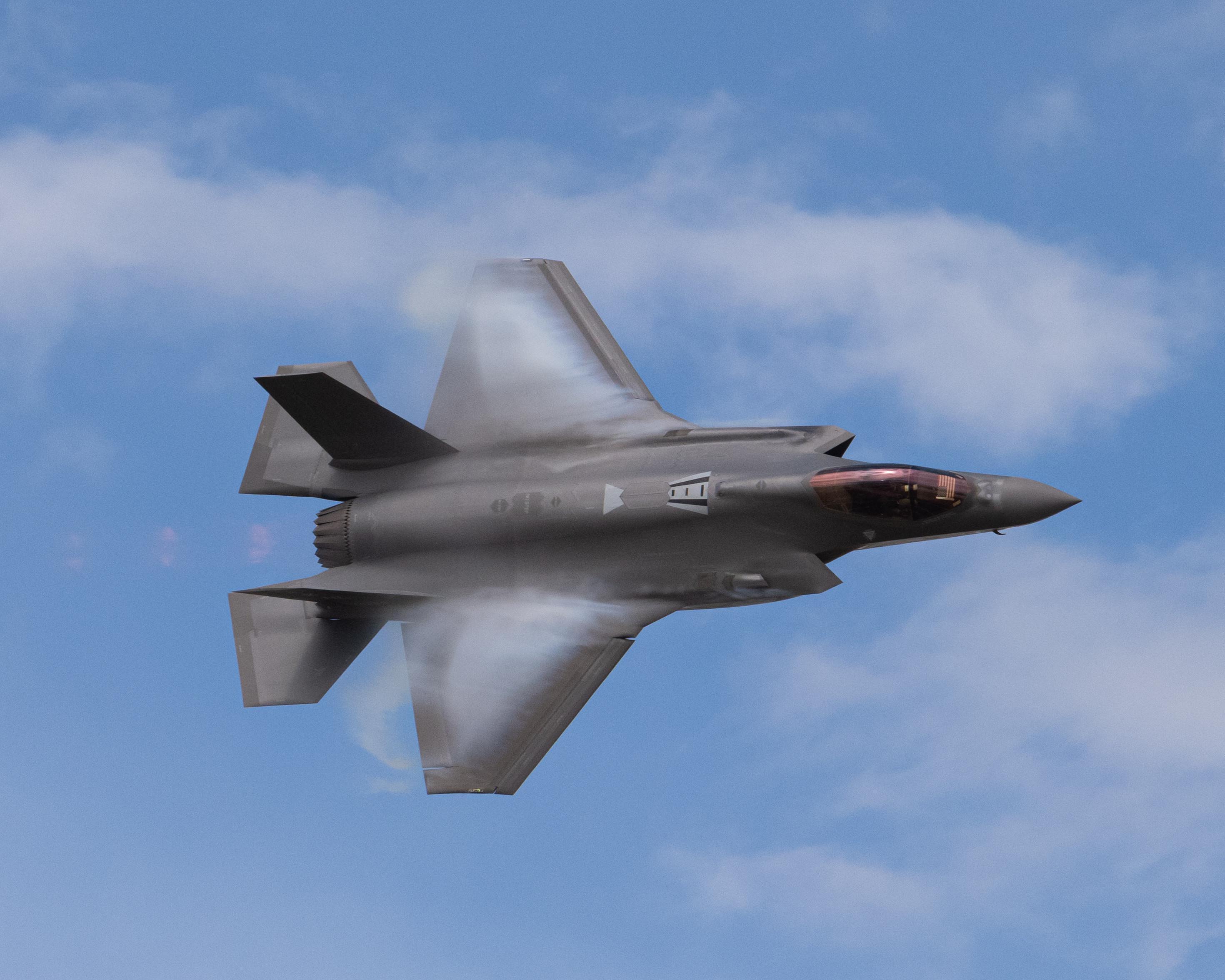 Česká republika říká, že F-35 je levnější než Gripen