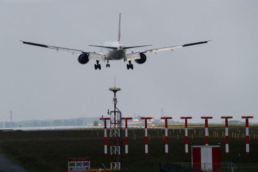 plane landing at CDG