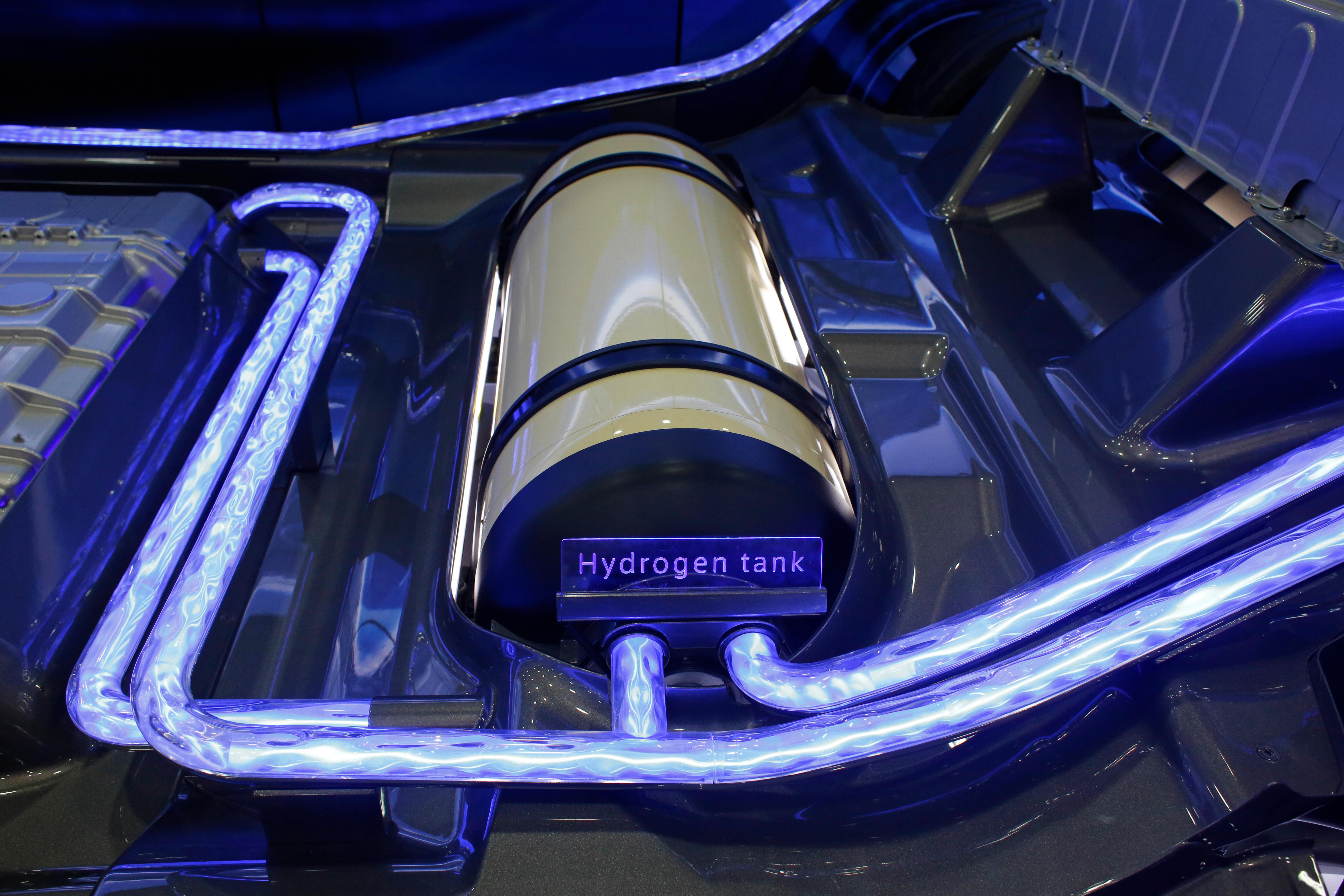Hydrogen tubing in a car engine
