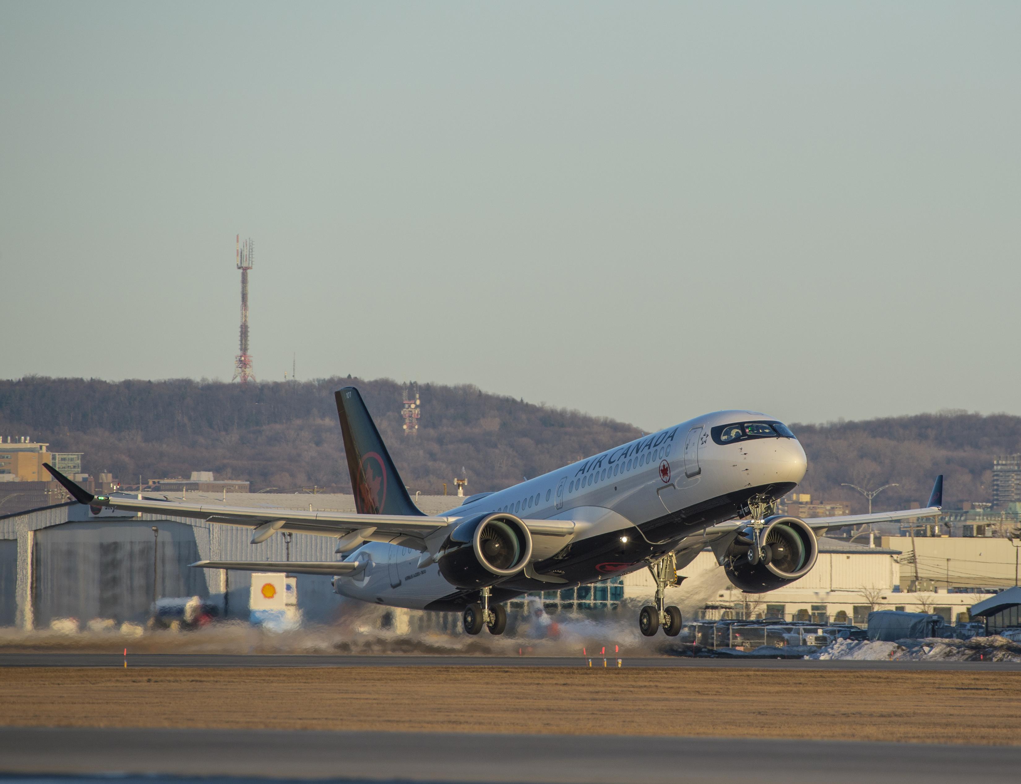 Air Canada A220-300 takeoff