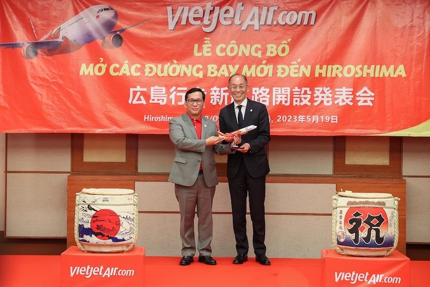 Vietjet CEO Dinh Viet Phuong and Masahiko Tanabe, deputy governor of Hiroshima Prefecture