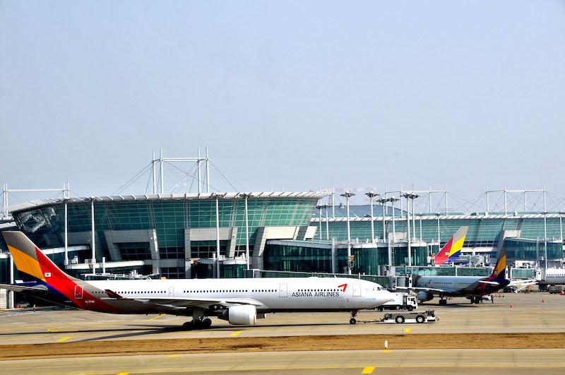 Asiana airlines jet