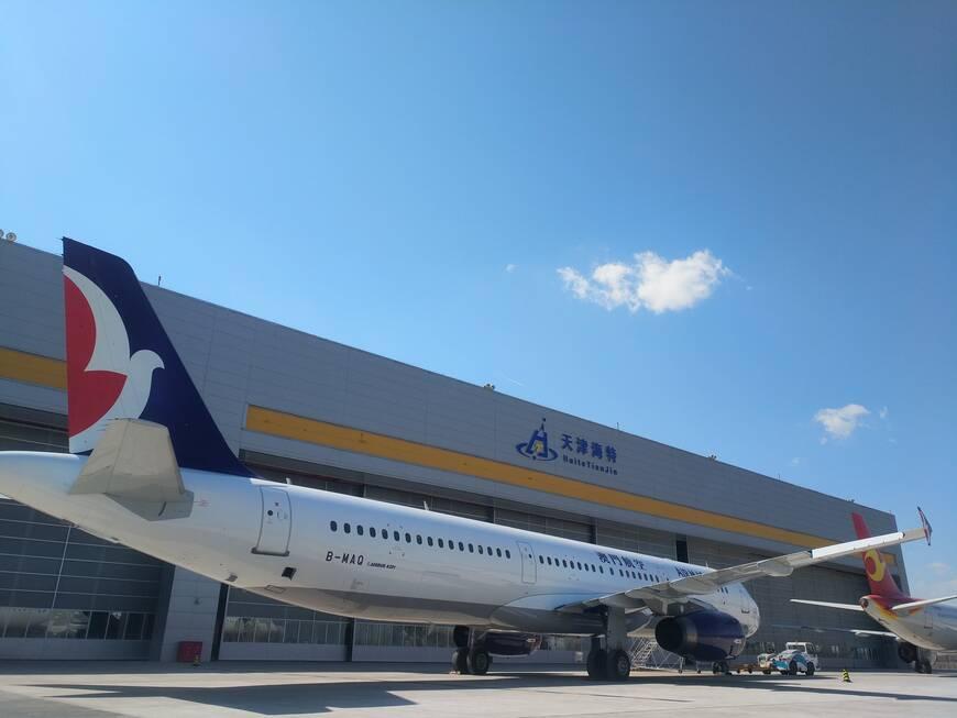 Aircraft in front of Haite hangar