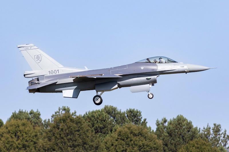 Prvá slovenská nová konštrukcia F-16 so 70 lietadlami lieta pred letovým výcvikom