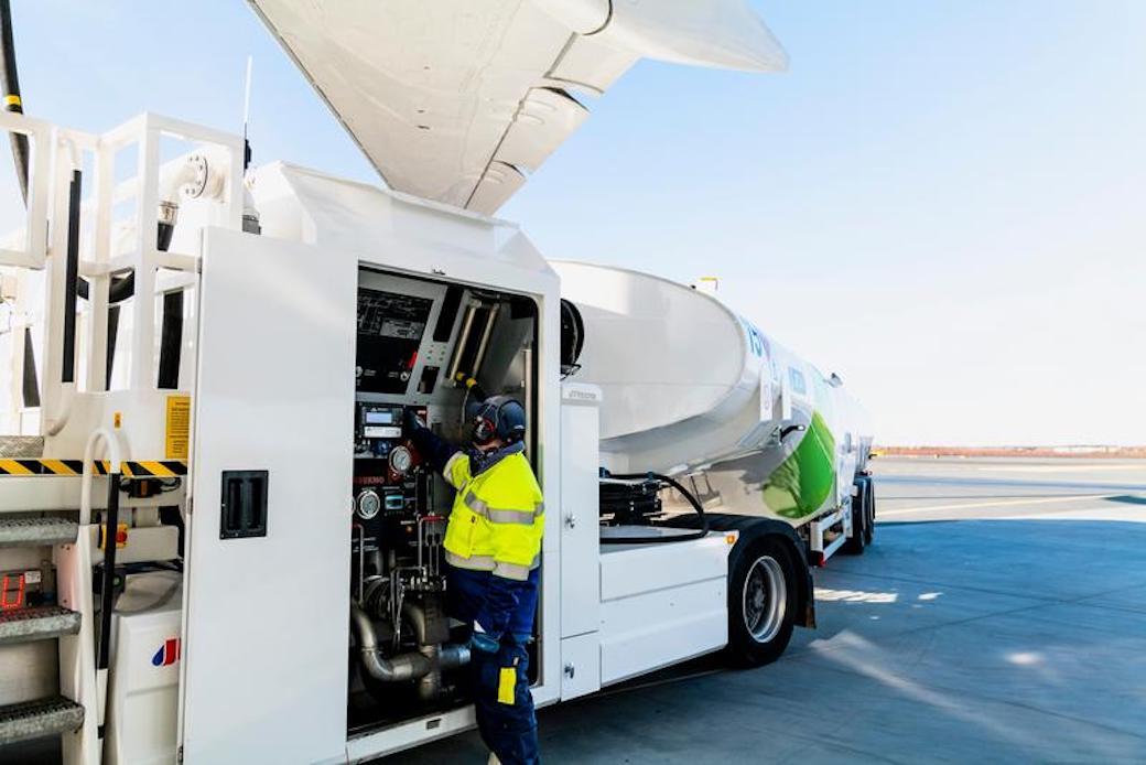 Airport tanker with renewable fuel 