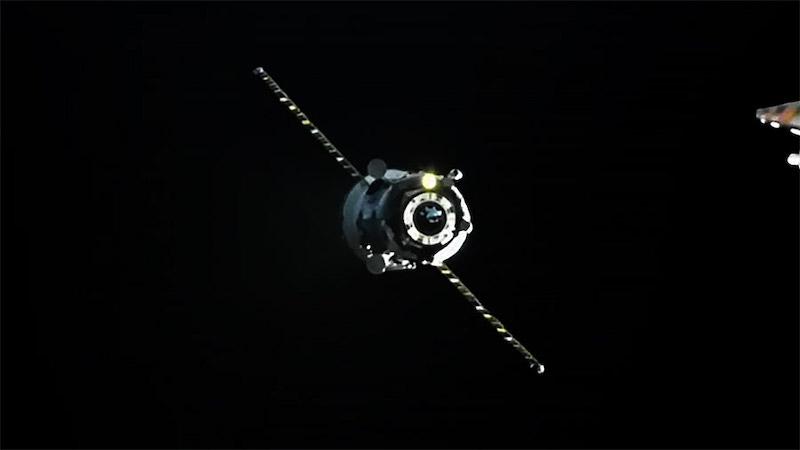Progress 87 cargo craft approaches the Zvezda service module’s rear port for docking 