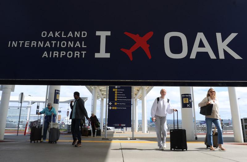 oakland international airport sign