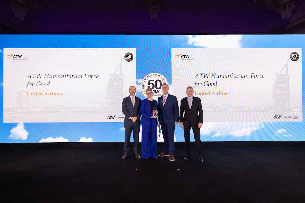 Aaron Stash, global community engagement manager, United Airlines, accepting the award alongside Kristin Lewis, global community engagement manager, United Airlines.