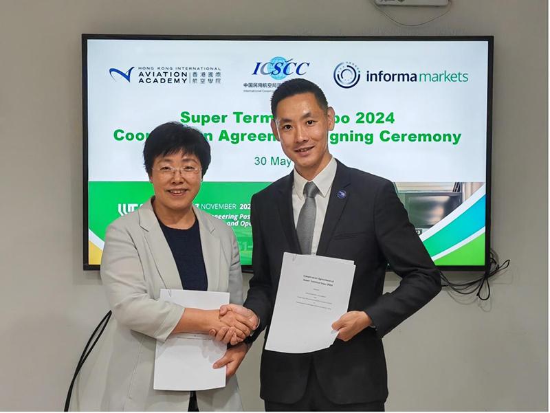 Photo: Meng Qingfen, Director General, ICSCC, CAAC [left] and Charlie Che, General Manager, Greater China, Aviation Week Network, Informa Markets [right]