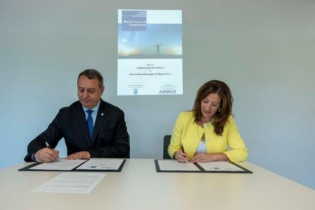 ACI World director general and CEO Luis Felipe de Oliveira and Airbus chief sustainability officer Julie Kitcher sign a cooperation agreement.