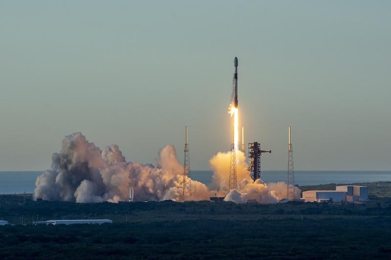 SpaceX falcon 9 launching