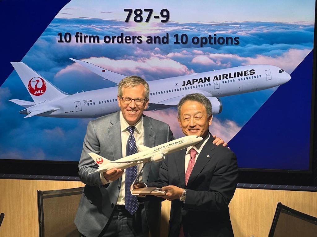 Boeing SVP sales & marketing Brad McMullen and JAL procurement SVP Yukio Nakagawa