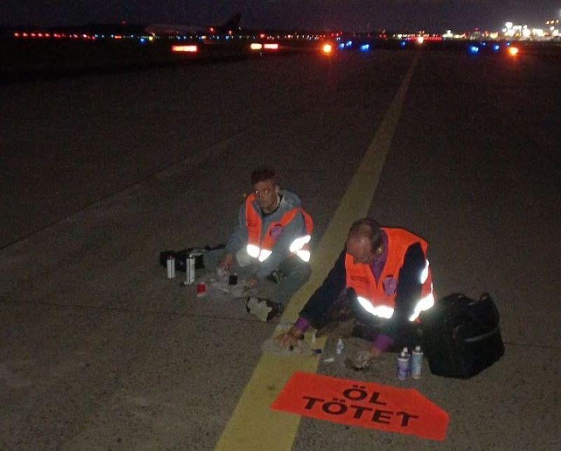 Protesters glued to Koln taxiway