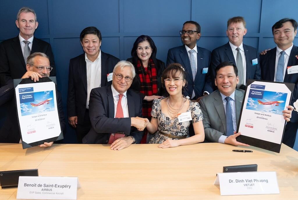 Vietjet chairwoman Nguyen Thi Phuong Thao (middle, right) and Airbus CEO Commercial Aircraft Christian Scherer (middle, left) along with senior leaders of both companies witness the contract signing ceremony to purchase 20 new-generation A330 widebodies.