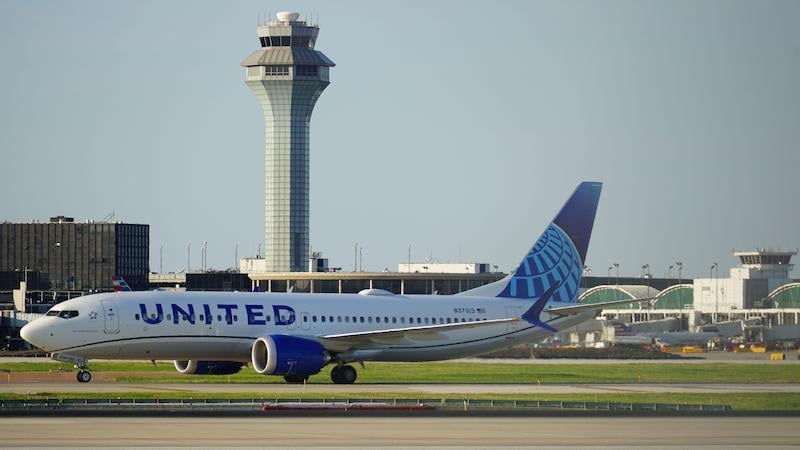 United 737-8 at O'Hare