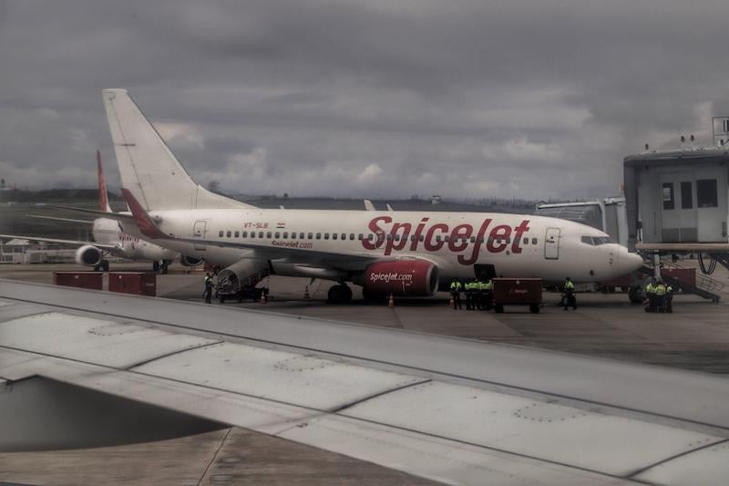 spicejet plane on tarmac