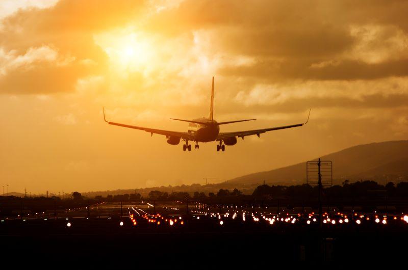 airliner landing in Cape Town