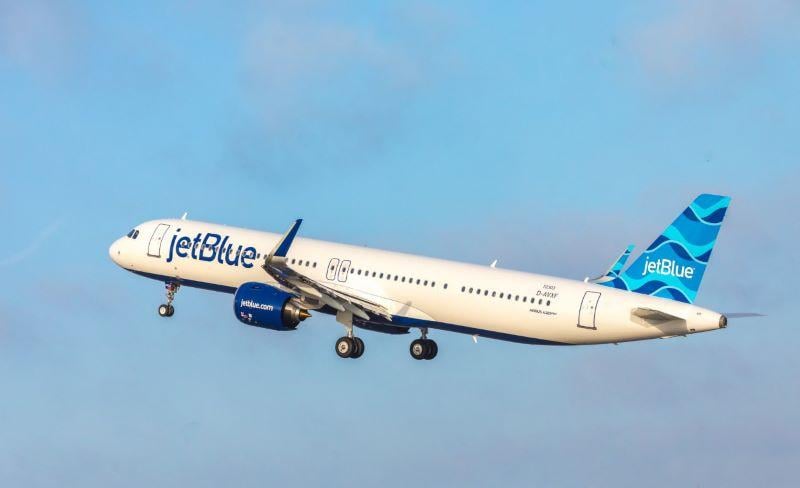 JetBlue A321LR in flight