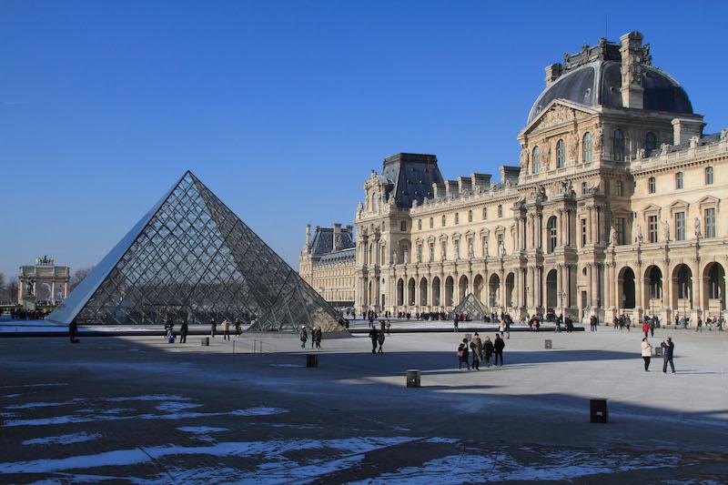 louvre in winte