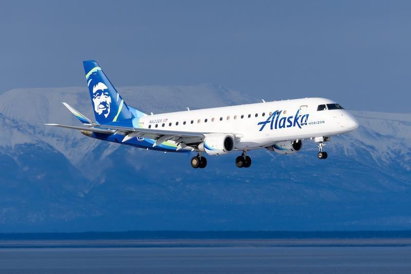 alaska airlines e175 landing at anchorage