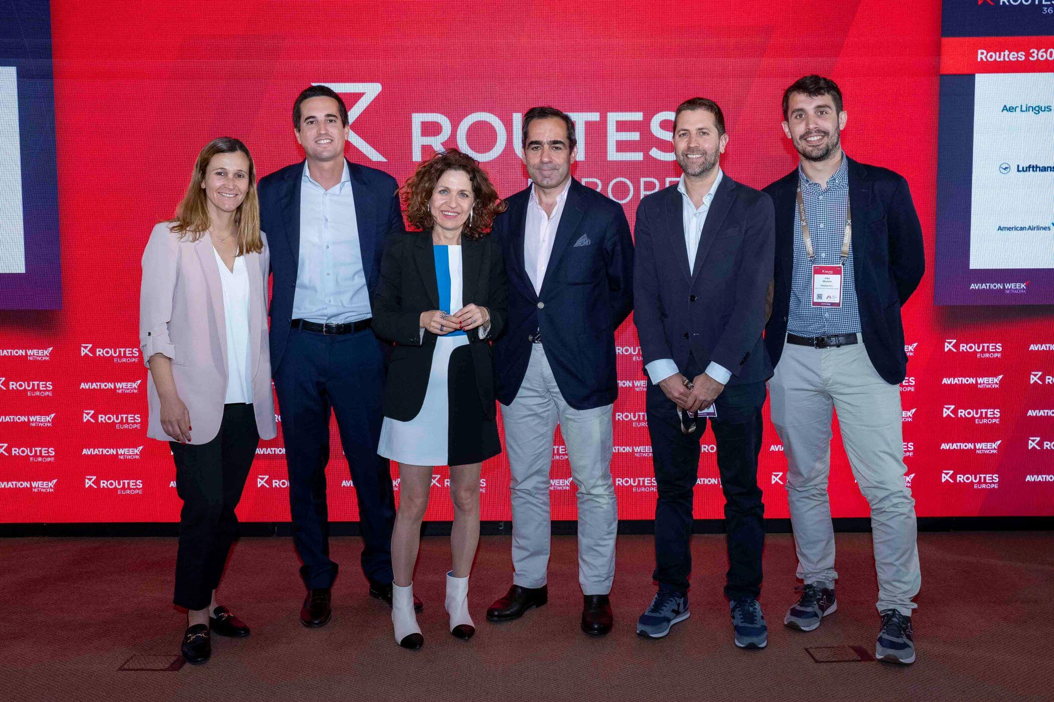 Carlos Muñoz, founder and CEO of Volotea (centre), with his team