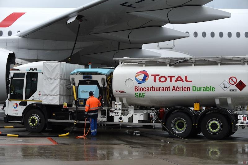 SAF truck refueling an air france jet