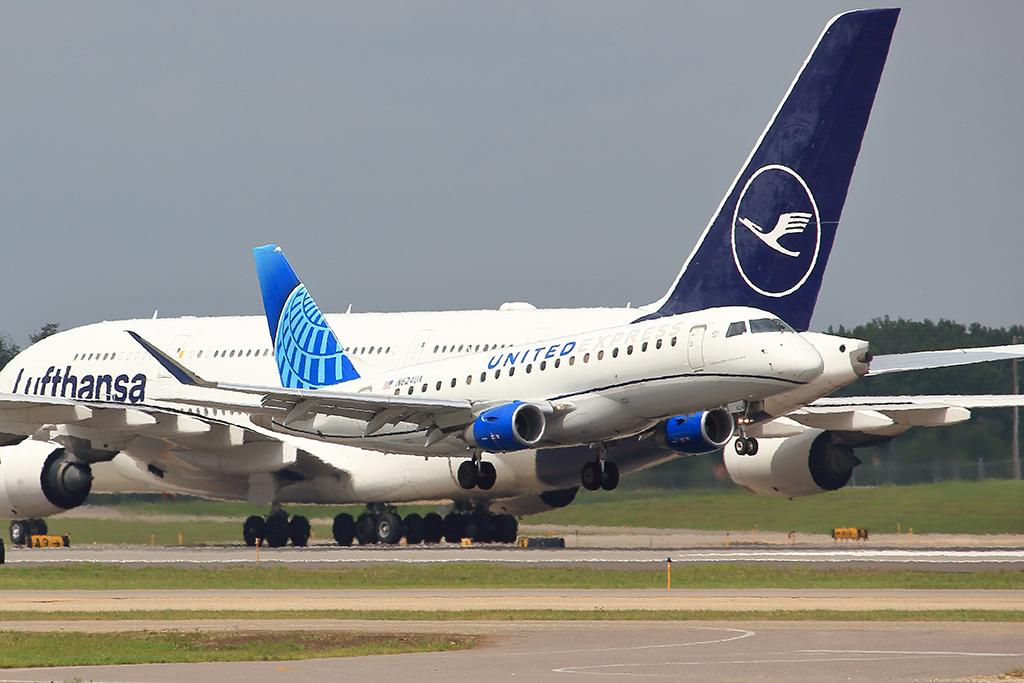 United Express Embraer 175