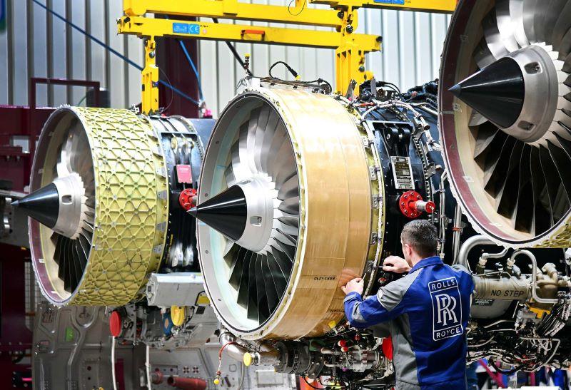 Rolls-Royce employee and pearl engines