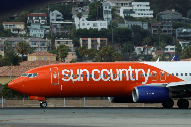 Sun Country 737 at San Diego International Airport