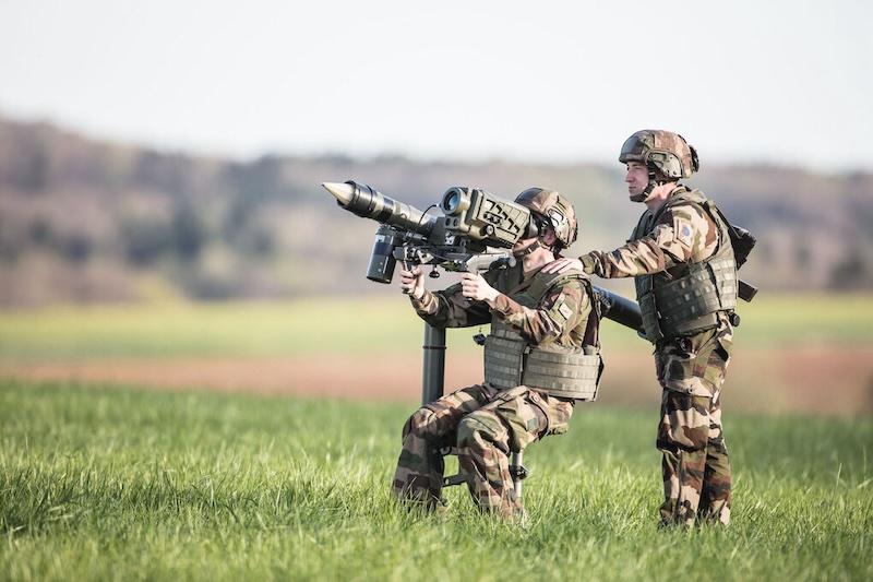 soldiers with mbda mistral missiles