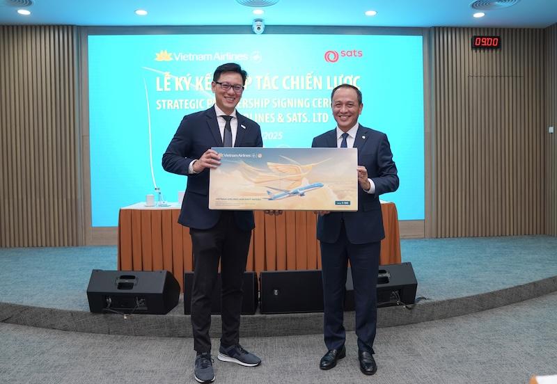 Vietnam Airlines CEO Le Hong Ha (right) and SAT CEO Kerry Mok 