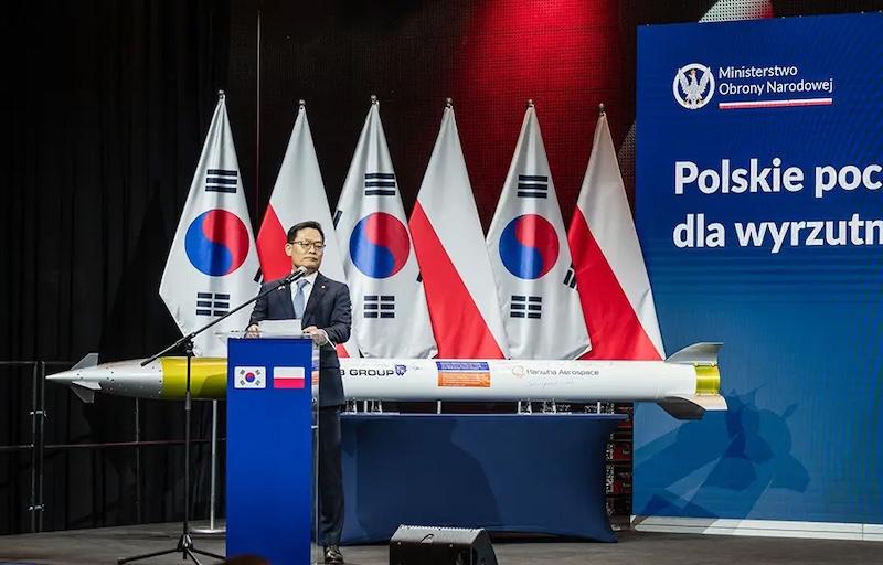 hanwha ceo Jae-il Son speaks during the signing ceremony for the Homar-K program in Poland