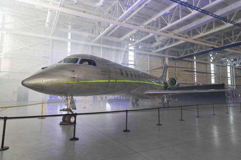 The first delivered Bombardier Global 8000.