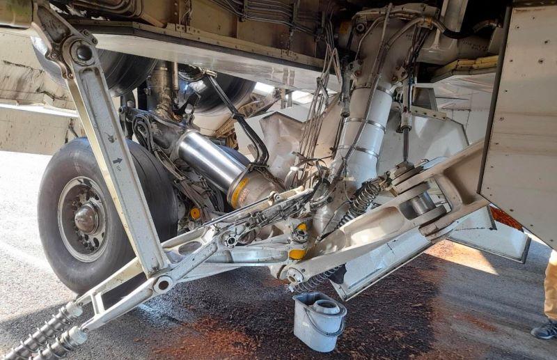 Omni Air International 767 landing gear