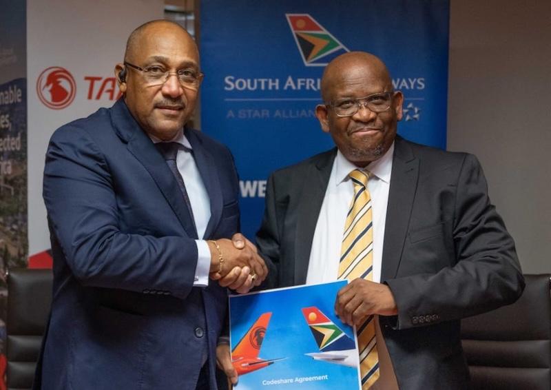 Nelson Rodrigues de Oliveira, CEO of TAAG (left) and Tebogo Tsimane, SAA’s Chief Commercial Officer, sign a codeshare at the AFRAA annual meeting