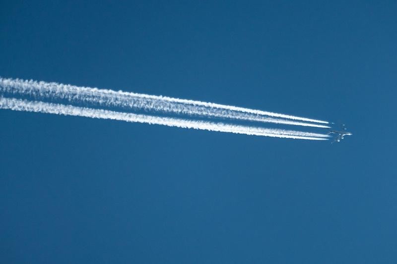 A380 contrails