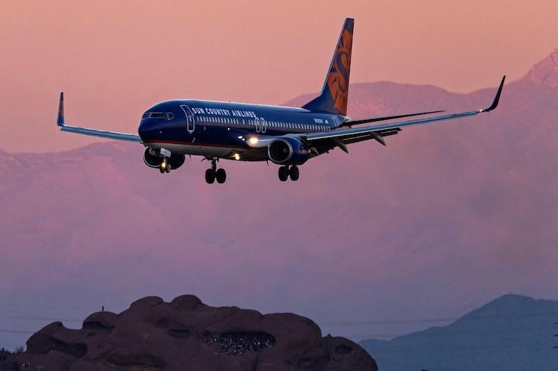 sun country jet landing