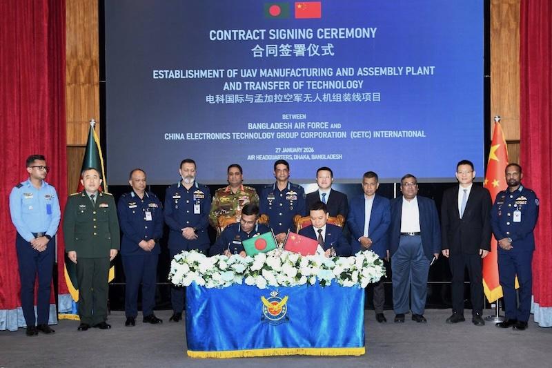 officials at contract signing ceremony